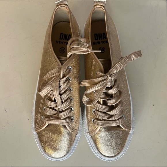 DNA New York Women’s Metallic Rose Gold Sneakers, Size 39 (8.5) - Picture 3 of 7